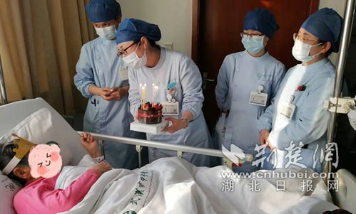 為緩解術前緊張情緒 暖心醫(yī)護為90歲高齡老人慶生