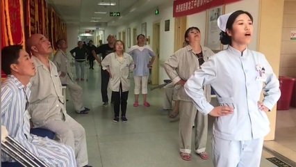 黑龍江中德骨科醫(yī)院骨一科護(hù)士帶領(lǐng)患者做康復(fù)鍛煉
