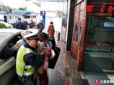 女子工廠工作發(fā)生意外手腕嚴重受傷 綿陽交警緊急護送就醫(yī)