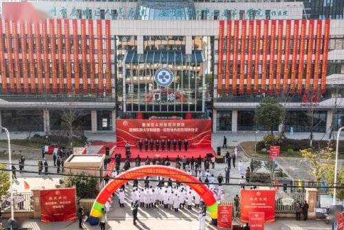 鹿城區(qū)人民醫(yī)院新院開業(yè) 設(shè)有中醫(yī)骨傷科特色診室 康復中心等,并被授牌為溫醫(yī)大附一院協(xié)作醫(yī)院