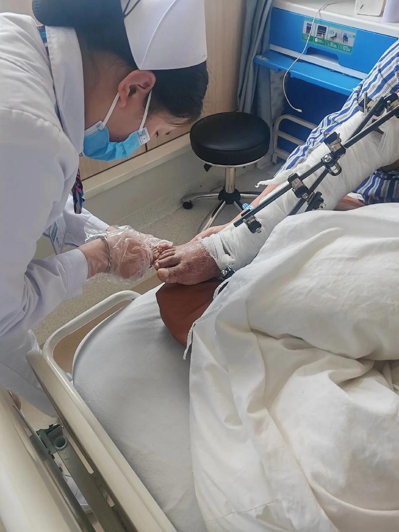 在昆明骨科醫(yī)院,她們是天使 也是凡人記錄護(hù)士護(hù)理工作的