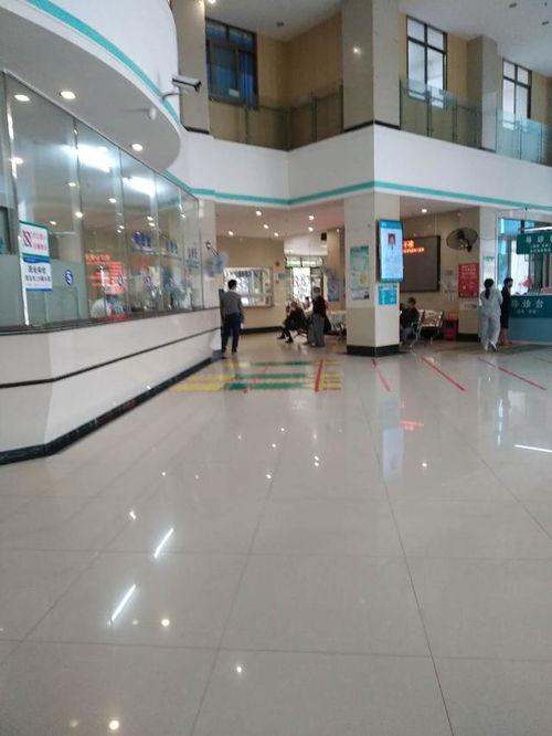 工廠復(fù)工,我到醫(yī)院體檢,醫(yī)生穿防護(hù)服帶面罩,人們排隊(duì)隔一米遠(yuǎn)