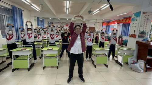 西關(guān)正骨 非遺叔叔 帶火八段錦,80多位小學(xué)生開心跟練