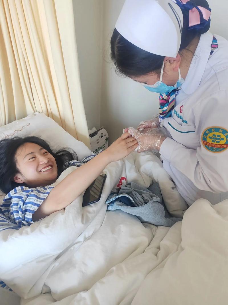 在昆明骨科醫(yī)院，她們是天使也是凡人——記錄骨傷醫(yī)院護(hù)士的護(hù)理工作